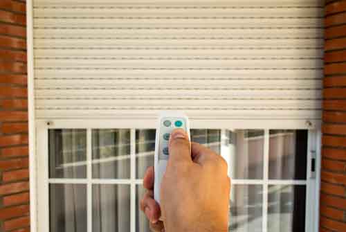 Vantaggi e Svantaggi delle Tapparelle Elettriche Rispetto a Quelle Manuali